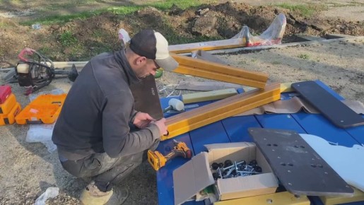 В Керчи приступили к установке детских площадок