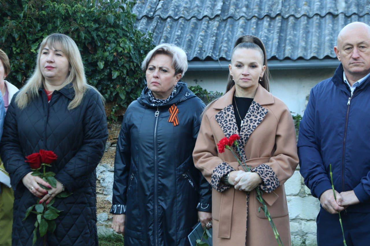 Ольга Урайкина: Сегодня на территории кладбища г. Бахчисарай в «Русской слободке», прошел митинг, посвященный открытию мемориальной доски в память о зверски расстрелянных жителях д. Мангуш немецко-румынскими нацистами Ольга Урайкина: Сегодня на территории кладбища г. Бахчисарай в «Русской слободке», прошел митинг, посвященный открытию мемориальной доски в память о зверски расстрелянных жителях д. Мангуш немецко-румынскими нацистами