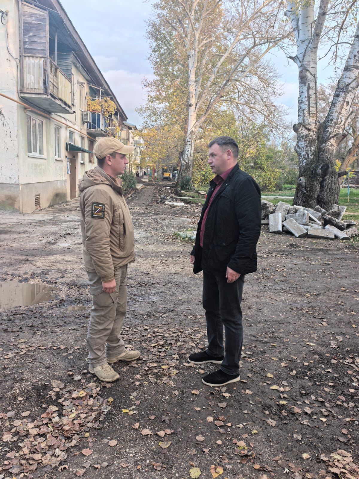 Игорь Крутьков: На придомовой территории многоквартирного дома, расположенного в посёлке Ленино, по улице Пушкина, дом 62, осуществляются работы по благоустройству