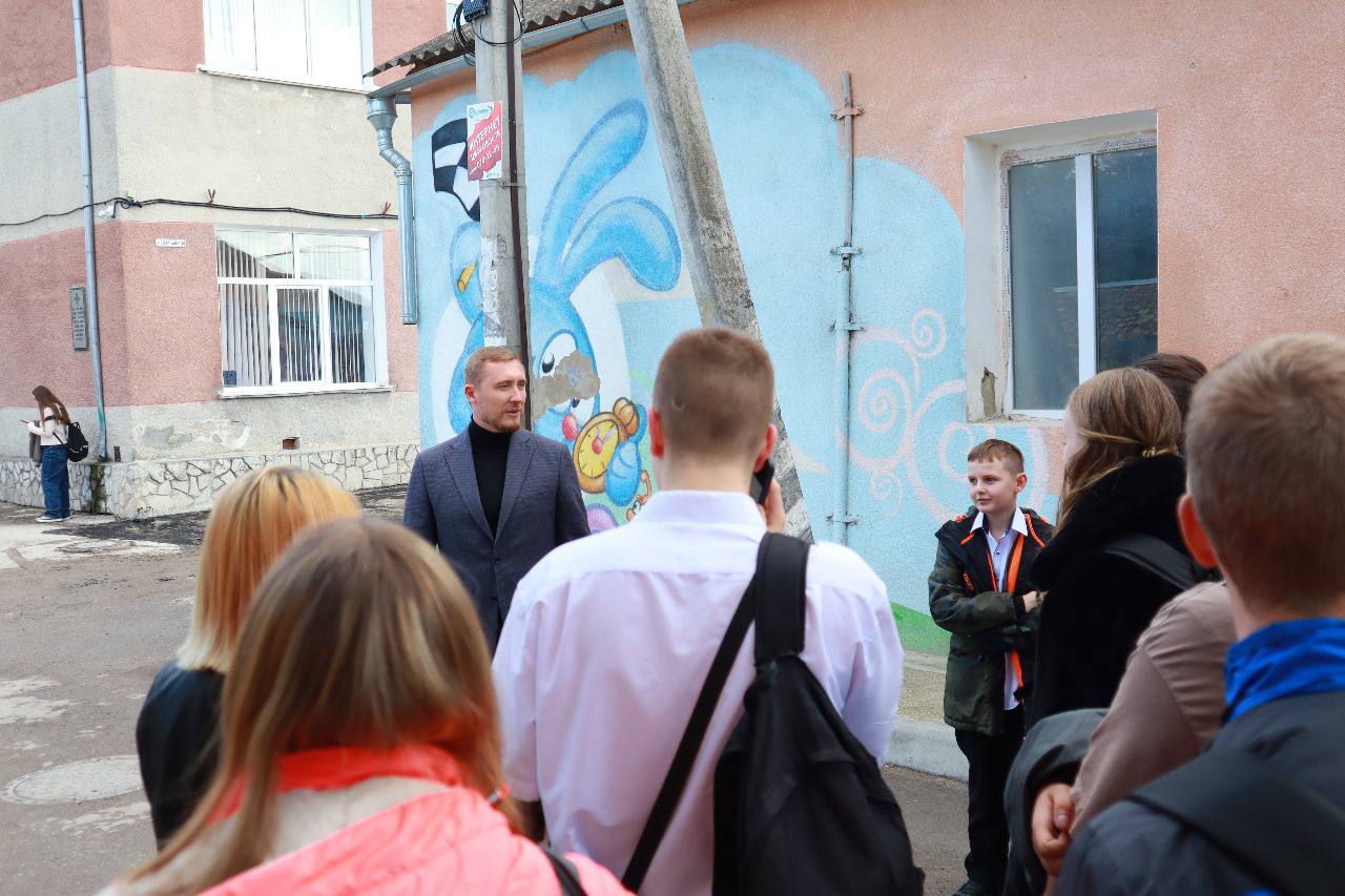 Дмитрий Чумаков: В школе-лицее № 2 города Белогорск выполняем значительный объём работ по восстановлению асфальтового покрытия на площади 1627 кв. м. На эти цели предусмотрено около 2,8 млн рублей Дмитрий Чумаков: В школе-лицее № 2 города Белогорск выполняем значительный объём работ по восстановлению асфальтового покрытия на площади 1627 кв. м. На эти цели предусмотрено около 2,8 млн рублей