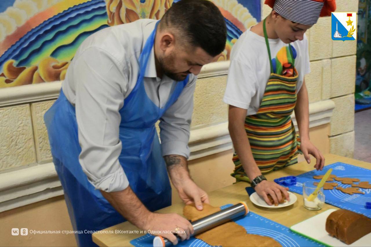 Участники программы «Севастополь — город Героев» вместе с воспитанниками детского дома испекли имбирные пряники для фронта Участники программы «Севастополь — город Героев» вместе с воспитанниками детского дома испекли имбирные пряники для фронта