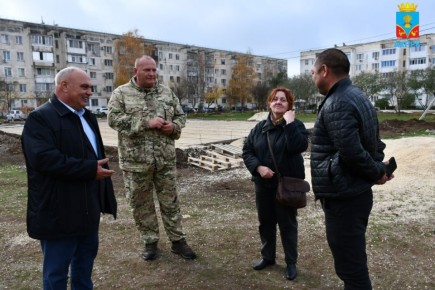 Василий Грабован: Сегодня провел проверку, как идут работы благоустройству дворовых территорий в пгт Октябрьское, селах Амурское, Петровка и Клепинино: работа идет полным ходом!