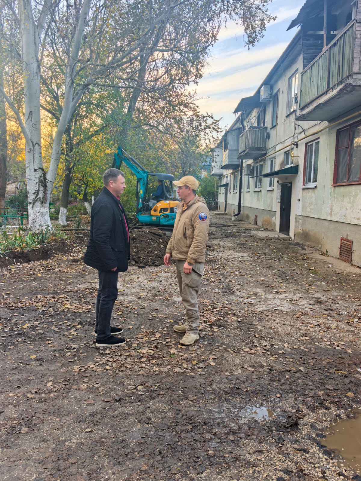 Игорь Крутьков: На придомовой территории многоквартирного дома, расположенного в посёлке Ленино, по улице Пушкина, дом 62, осуществляются работы по благоустройству Игорь Крутьков: На придомовой территории многоквартирного дома, расположенного в посёлке Ленино, по улице Пушкина, дом 62, осуществляются работы по благоустройству