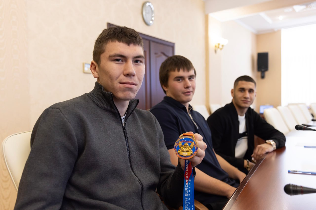 Сергей Аксёнов: Крымчане успешно выступили в составе сборной России на первенстве Европы по боксу среди юниоров, проходившем в Ереване Сергей Аксёнов: Крымчане успешно выступили в составе сборной России на первенстве Европы по боксу среди юниоров, проходившем в Ереване