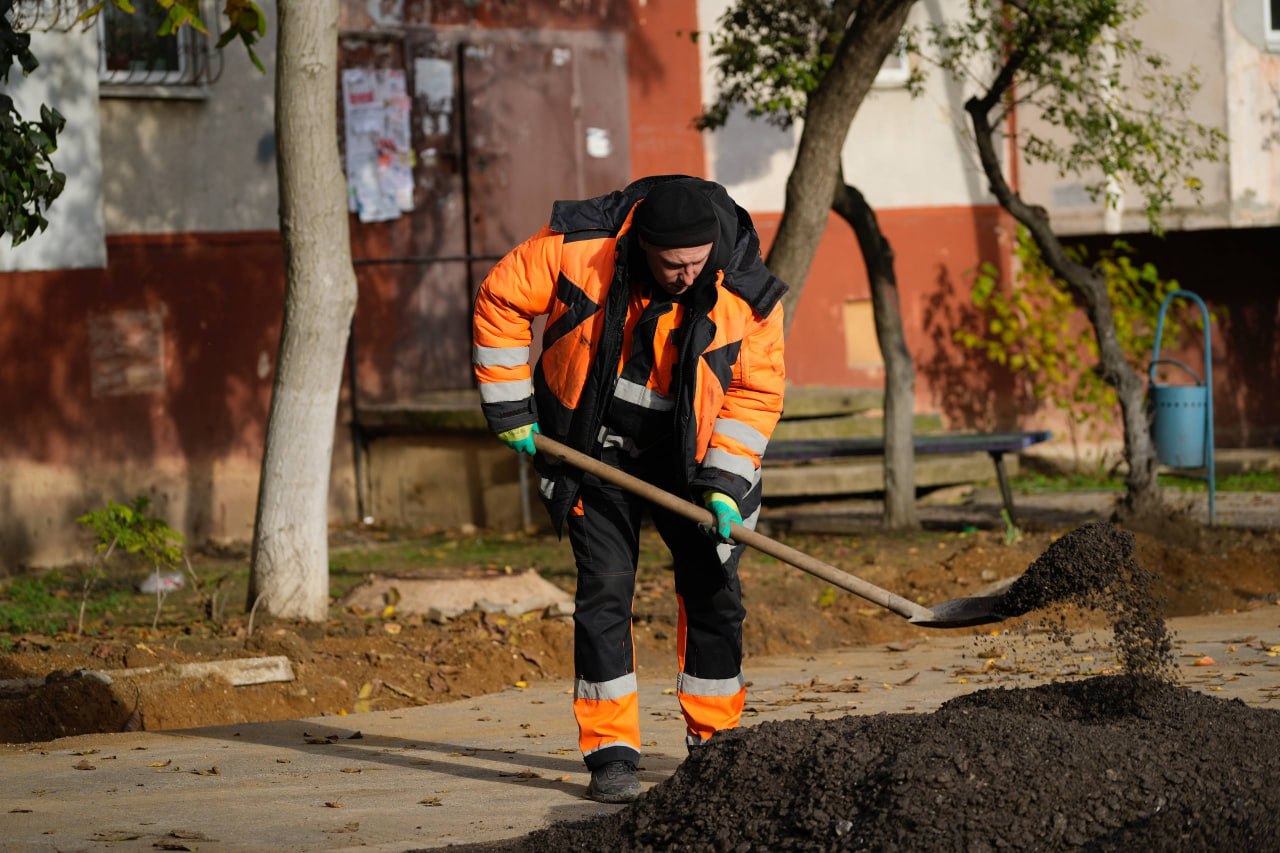 Еще одна придомовая территория получает в эти дни качественное обновление Еще одна придомовая территория получает в эти дни качественное обновление