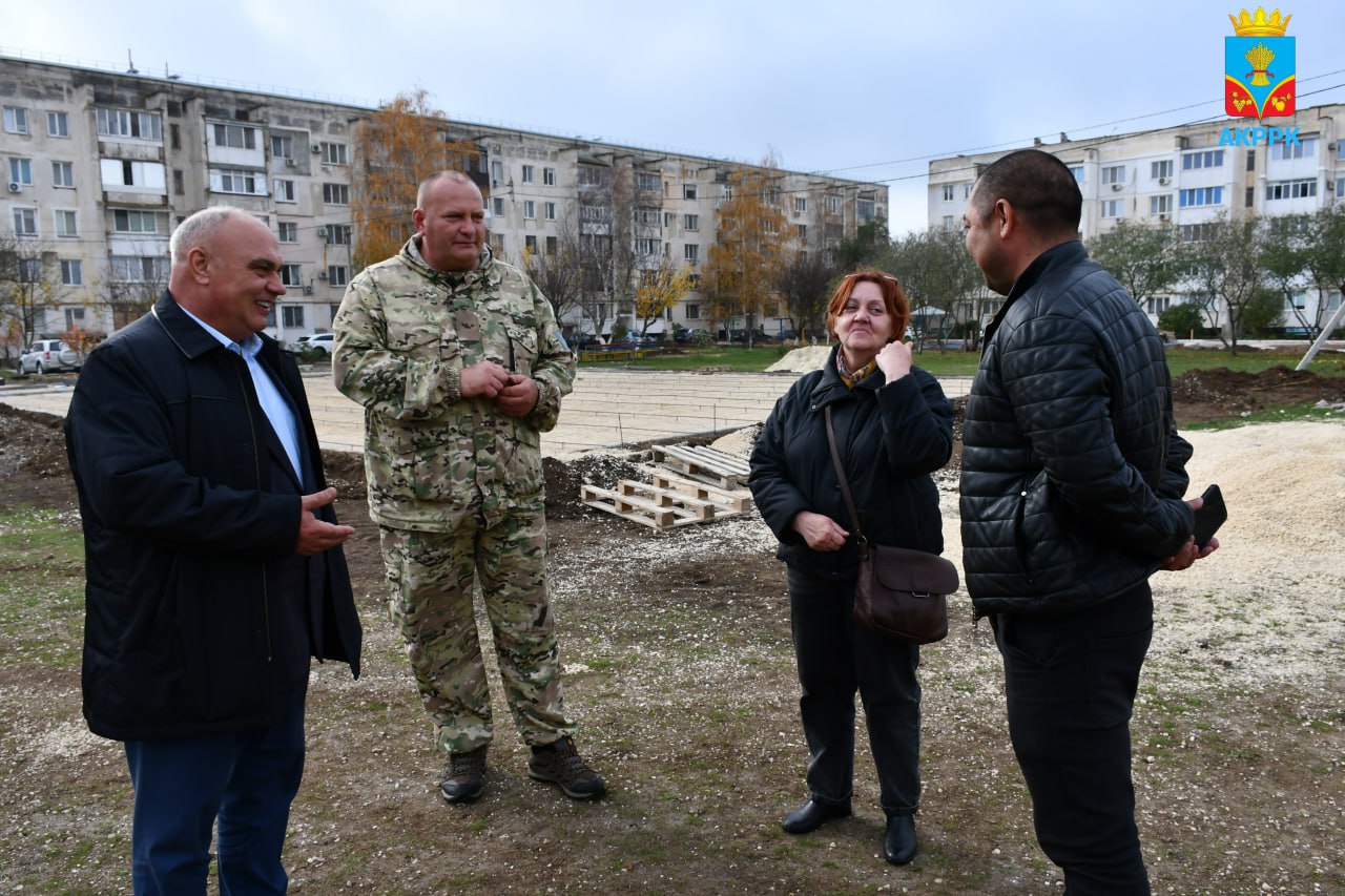 Глава Администрации района лично проверил ход выполнения работ по благоустройству дворовых территорий в пгт Октябрьское, селах Амурское, Петровка и Клепинино