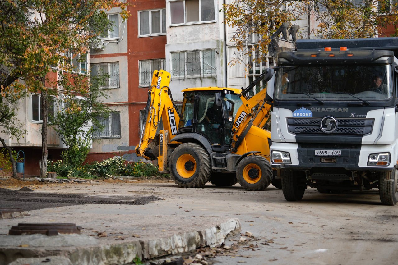 Еще одна придомовая территория получает в эти дни качественное обновление Еще одна придомовая территория получает в эти дни качественное обновление