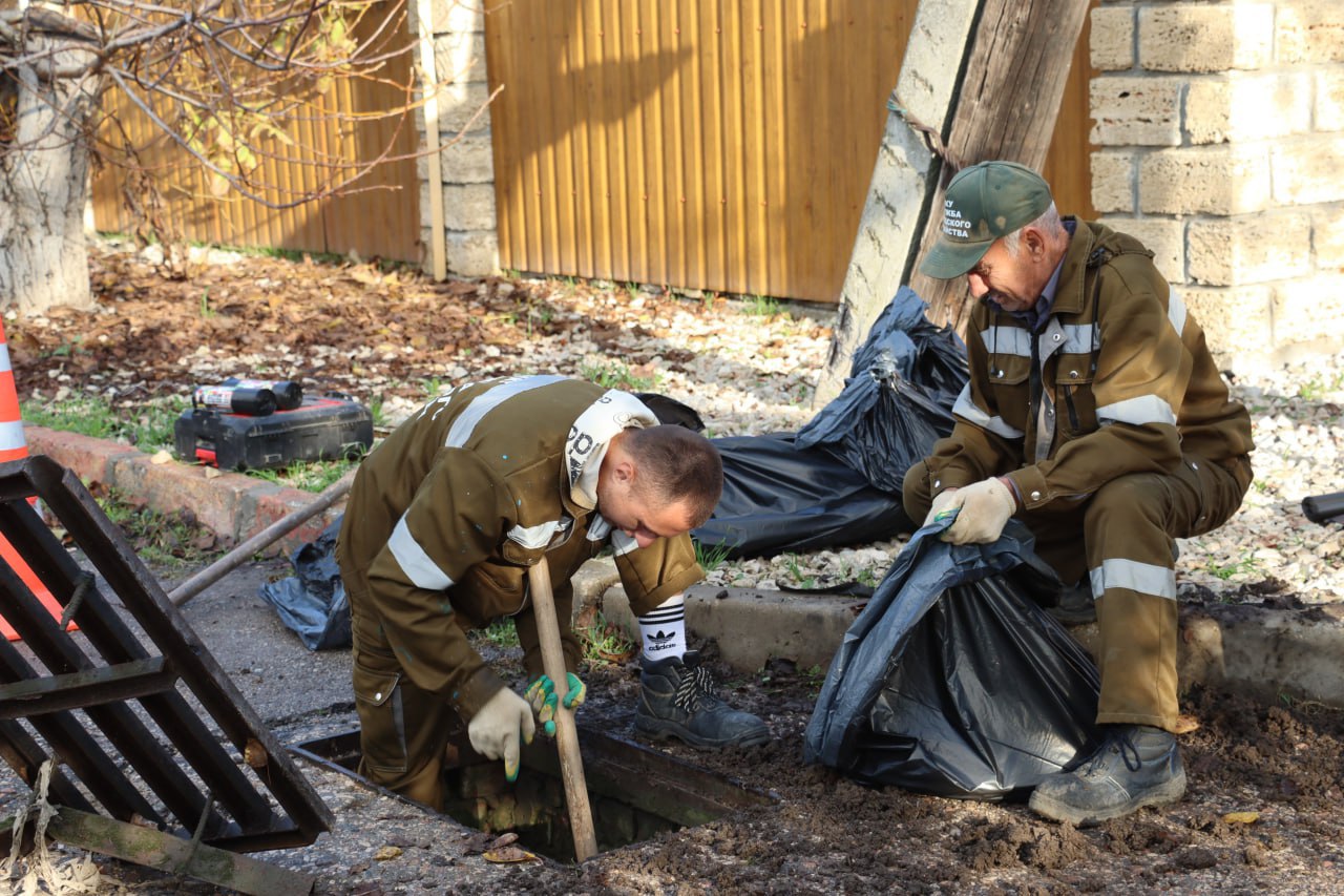 В Керчи ведутся работы по очистке ливневой канализации В Керчи ведутся работы по очистке ливневой канализации