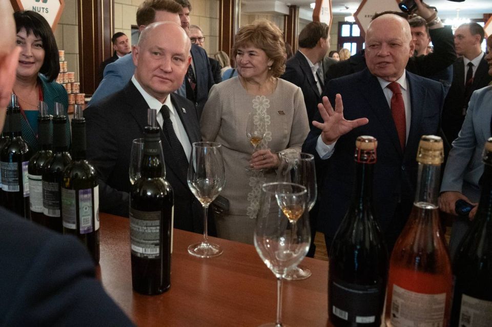 Михаил Развожаев: Севастопольские виноделы вновь подтвердили статус нашего региона как одного из лидеров российской винной отрасли Михаил Развожаев: Севастопольские виноделы вновь подтвердили статус нашего региона как одного из лидеров российской винной отрасли