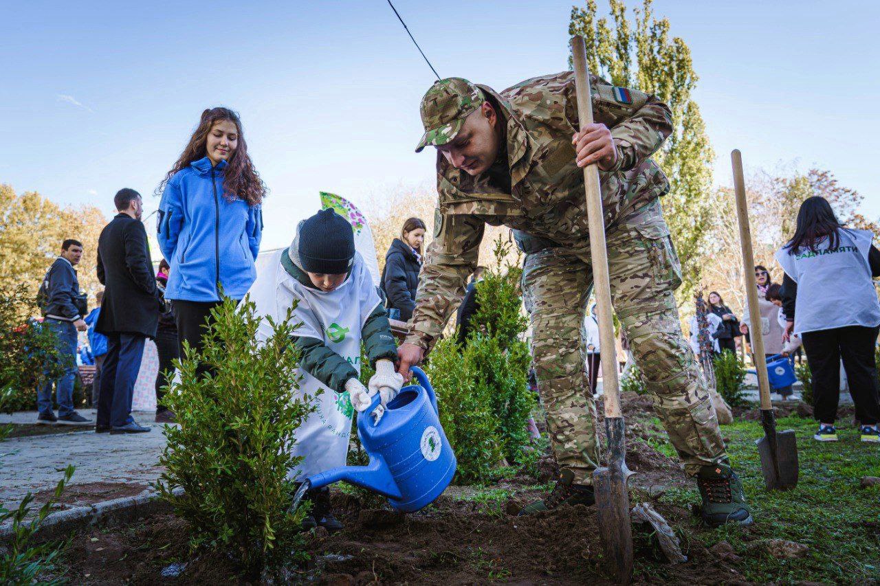 В регионах Донбасса и Новороссии появились аллеи в честь 80-летия Великой Победы В регионах Донбасса и Новороссии появились аллеи в честь 80-летия Великой Победы