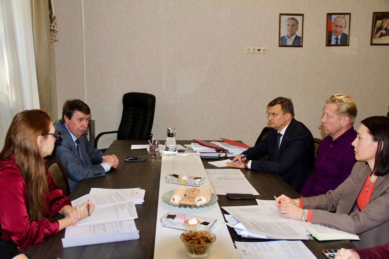 Константин Шимановский: Первый заместитель Председателя Государственного Совета Республики Крым Сергей Павлович Цеков провёл совещание по вопросу замены вывесок, объектов наружной рекламы, а также рекламных конструкций...