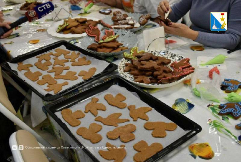 Участники программы «Севастополь — город Героев» вместе с воспитанниками детского дома испекли имбирные пряники для фронта Участники программы «Севастополь — город Героев» вместе с воспитанниками детского дома испекли имбирные пряники для фронта