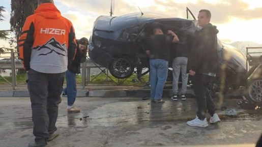 Две легковушки врезались в отбойник в Ялте: одна повисла на ограждении