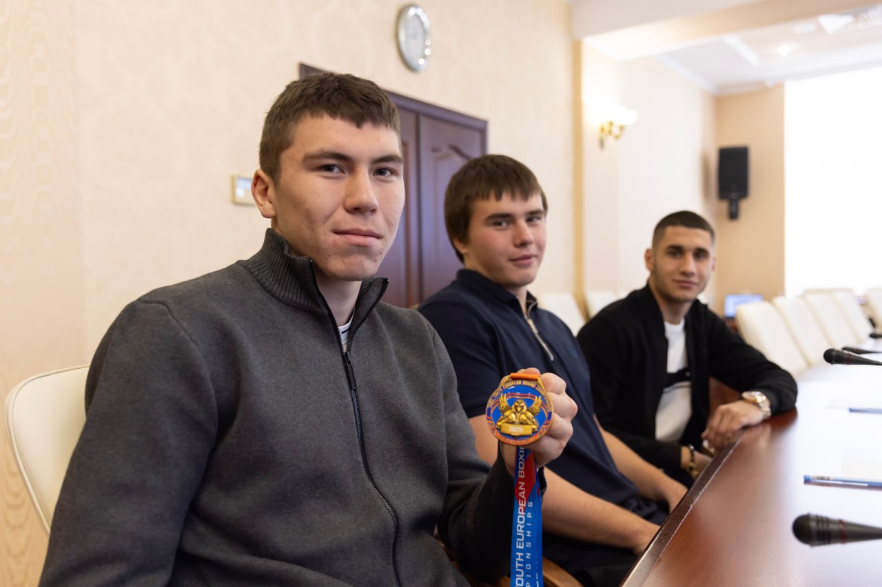 Крымские спортсмены успешно выступили на первенстве Европы по боксу среди юниоров Крымские спортсмены успешно выступили на первенстве Европы по боксу среди юниоров