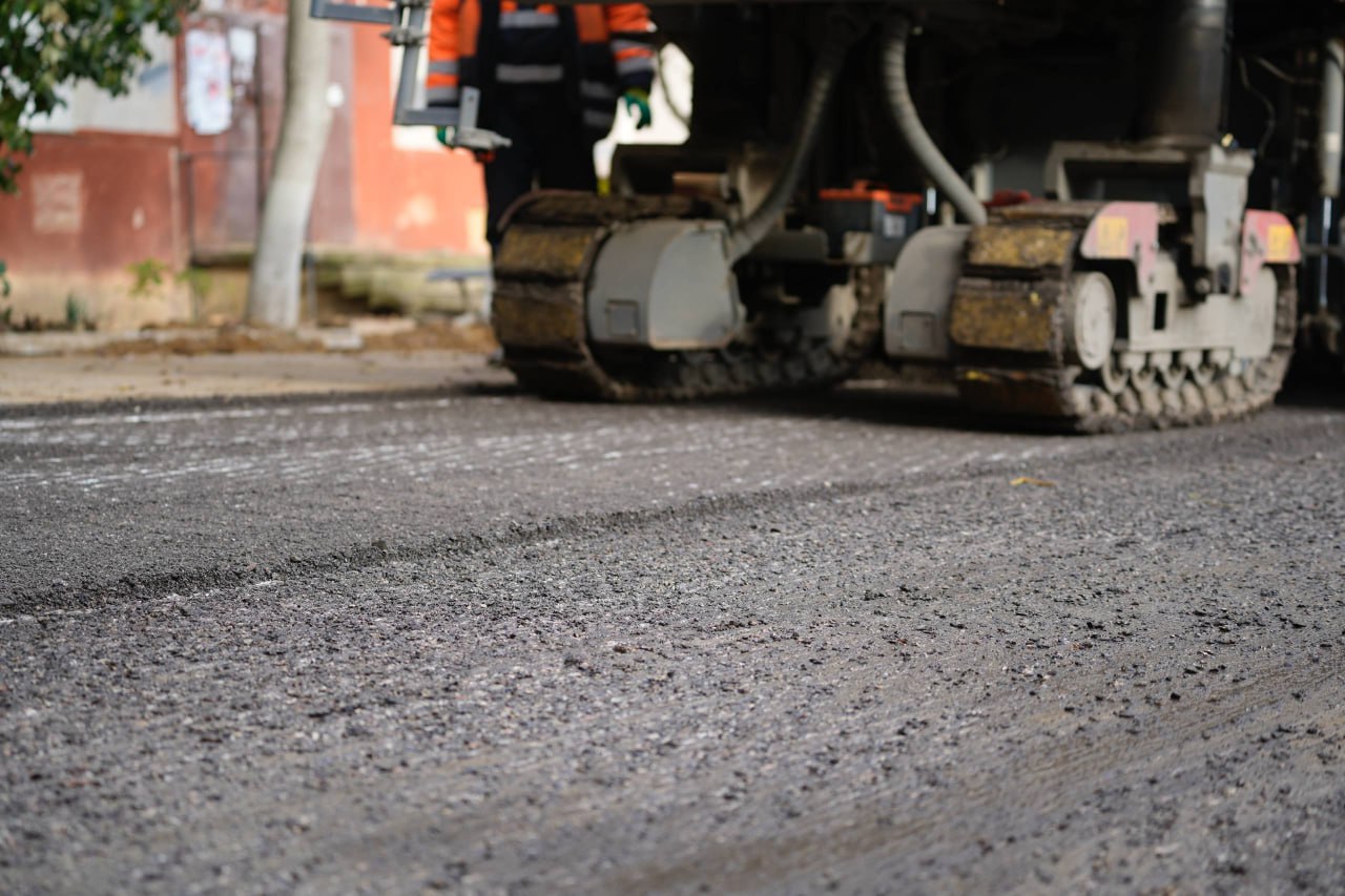 Еще одна придомовая территория получает в эти дни качественное обновление Еще одна придомовая территория получает в эти дни качественное обновление