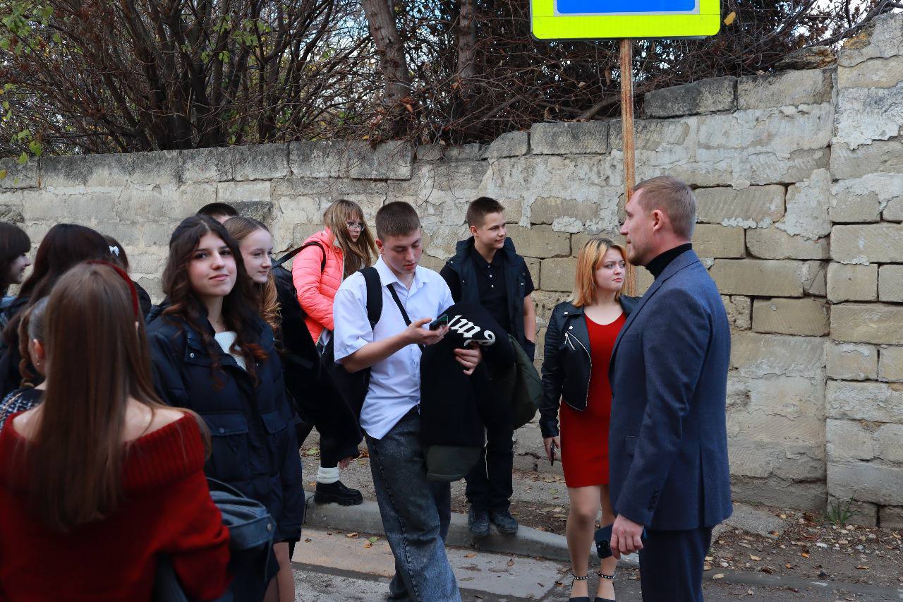 Дмитрий Чумаков: В школе-лицее № 2 города Белогорск выполняем значительный объём работ по восстановлению асфальтового покрытия на площади 1627 кв. м. На эти цели предусмотрено около 2,8 млн рублей Дмитрий Чумаков: В школе-лицее № 2 города Белогорск выполняем значительный объём работ по восстановлению асфальтового покрытия на площади 1627 кв. м. На эти цели предусмотрено около 2,8 млн рублей
