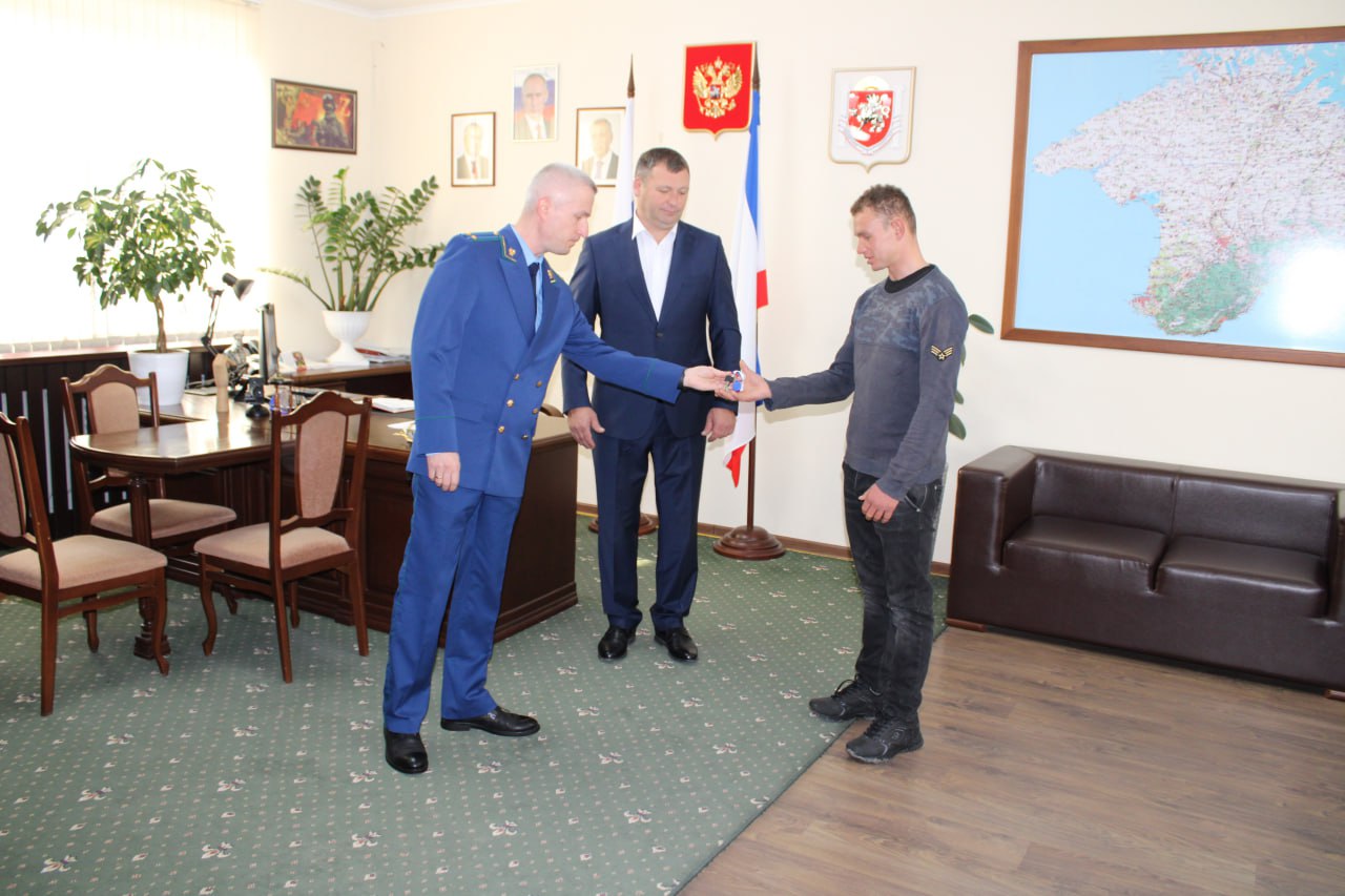 Игорь Крутьков: Сегодня в торжественной обстановке, при участии Прокурора Ленинского района Алексея Масенко, вручили ключи от жилого помещения молодому человеку, являющемуся сиротой и оставшемуся без попечения родителей Игорь Крутьков: Сегодня в торжественной обстановке, при участии Прокурора Ленинского района Алексея Масенко, вручили ключи от жилого помещения молодому человеку, являющемуся сиротой и оставшемуся без попечения родителей