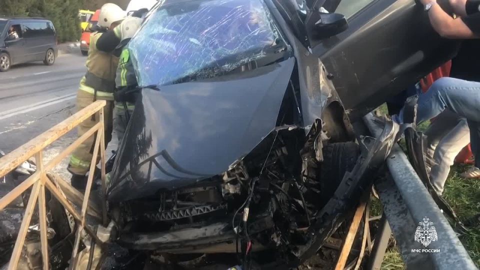 Огнеборцы 2 пожарно-спасательного отряда деблокировали пострадавшего в ДТП