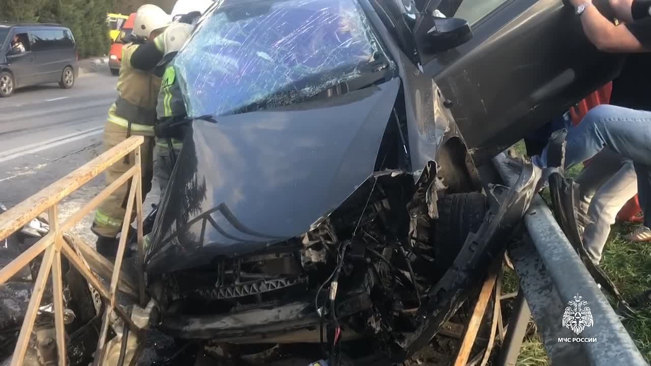 Пострадавшего в ДТП на Южнобережном шоссе в Крыму деблокировали спасатели МЧС