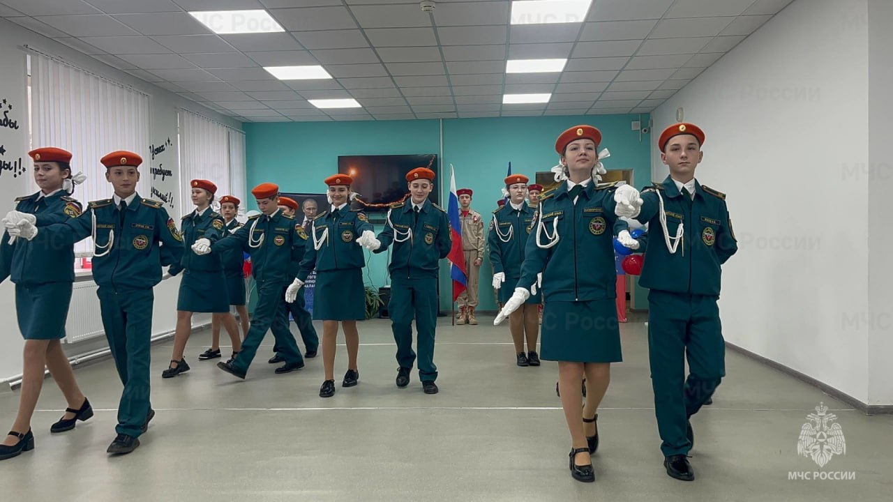 Шестиклассники Крыма стали кадетами пожарно-спасательного профиля Шестиклассники Крыма стали кадетами пожарно-спасательного профиля