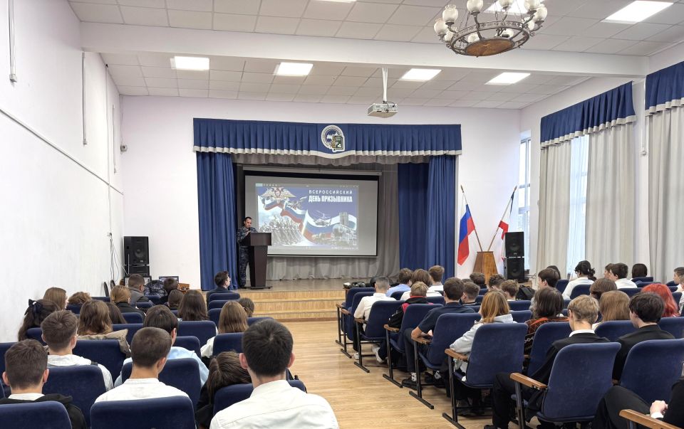 В Симферополе сотрудники Росгвардии провели для школьников урок мужества