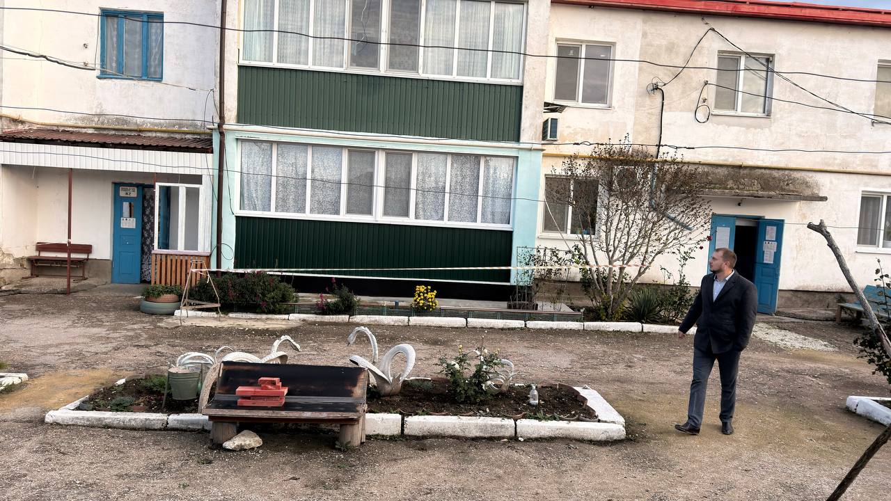 Антон Кравец: В с. Желябовка в многоквартирном доме по ул.Придорожная, 26, ведутся работы по ремонту кровли Антон Кравец: В с. Желябовка в многоквартирном доме по ул.Придорожная, 26, ведутся работы по ремонту кровли