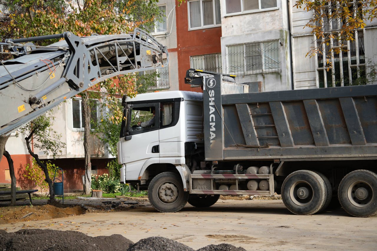 Еще одна придомовая территория получает в эти дни качественное обновление Еще одна придомовая территория получает в эти дни качественное обновление