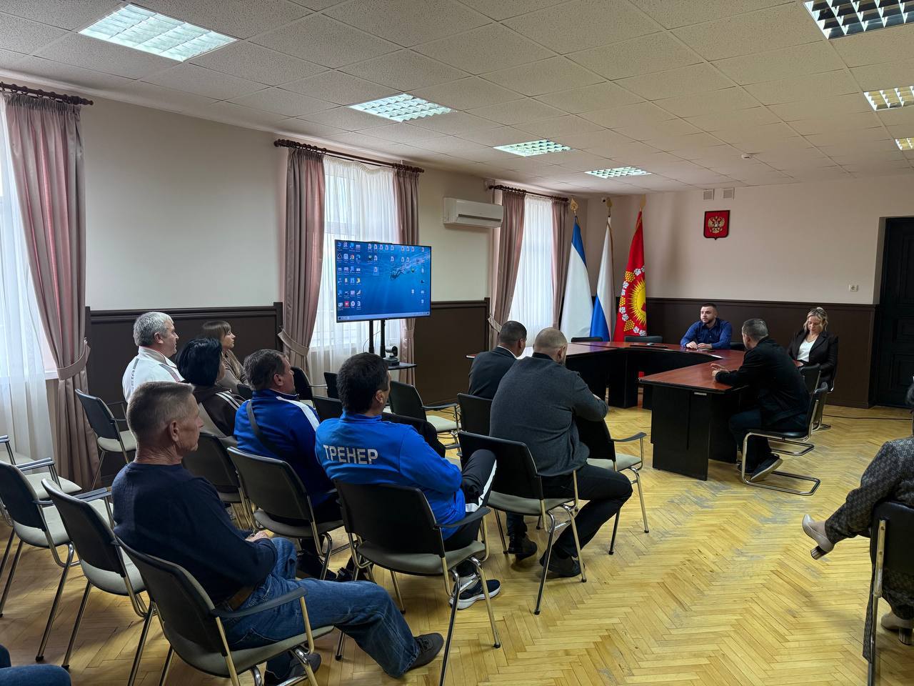 Кирилл Чебышев: В малом зале администрации состоялась рабочая встреча с представителями МБУ «Спортивная школа городского округа Судак»