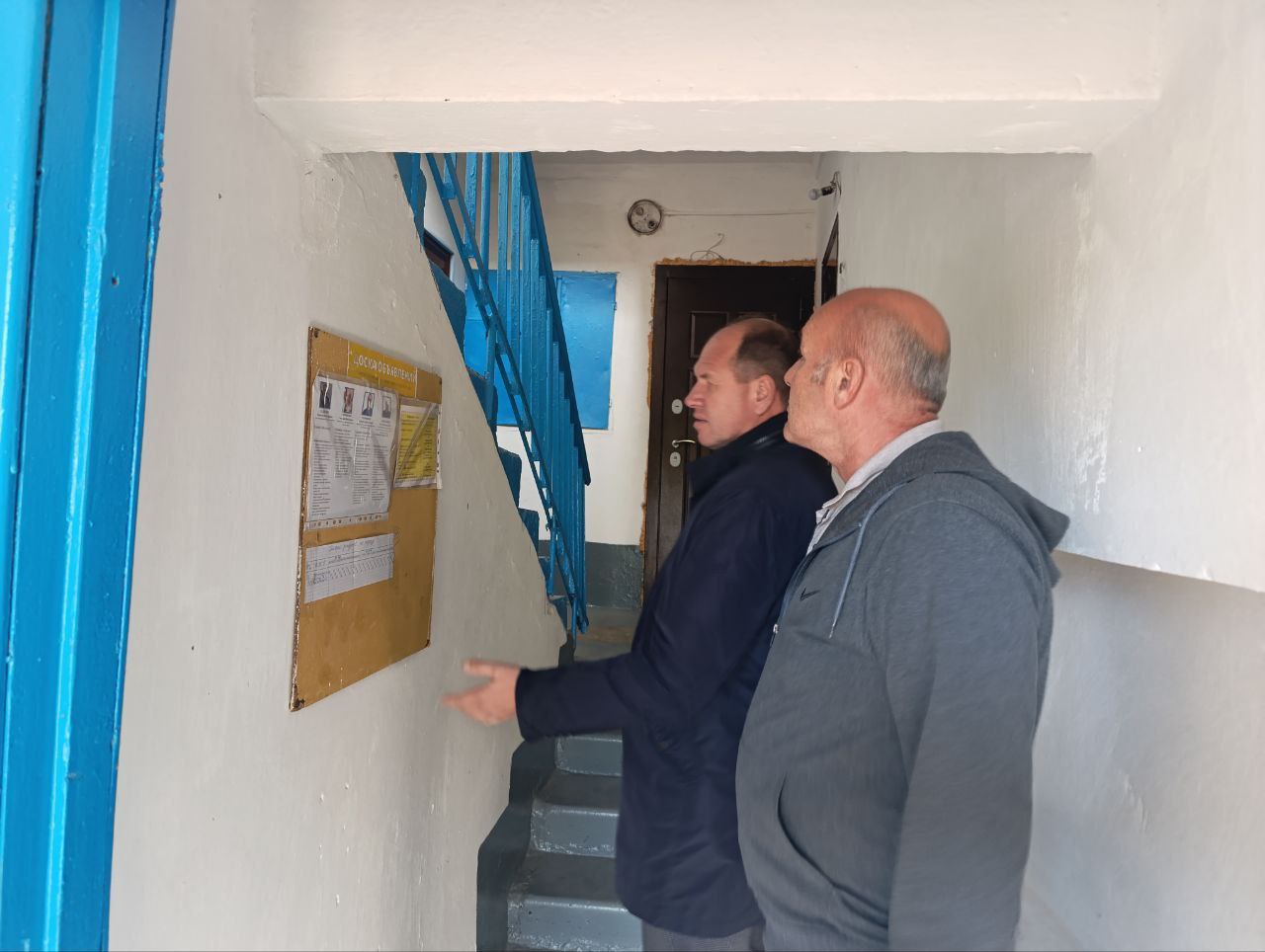 Владислав Хаджиев: Вместе с заместителями и главами соответствующих сельских поселений посещаем многоквартирные дома (МКД) Владислав Хаджиев: Вместе с заместителями и главами соответствующих сельских поселений посещаем многоквартирные дома (МКД)