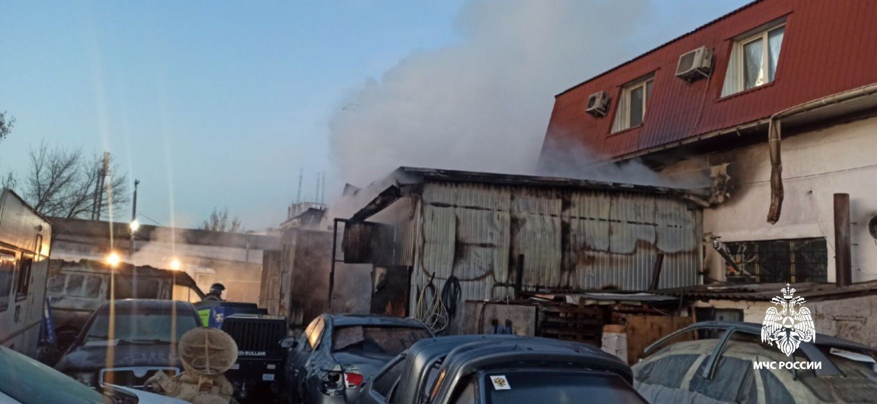 В Симферополе вспыхнула станция техобслуживания: от огня пострадали два автомобиля В Симферополе вспыхнула станция техобслуживания: от огня пострадали два автомобиля