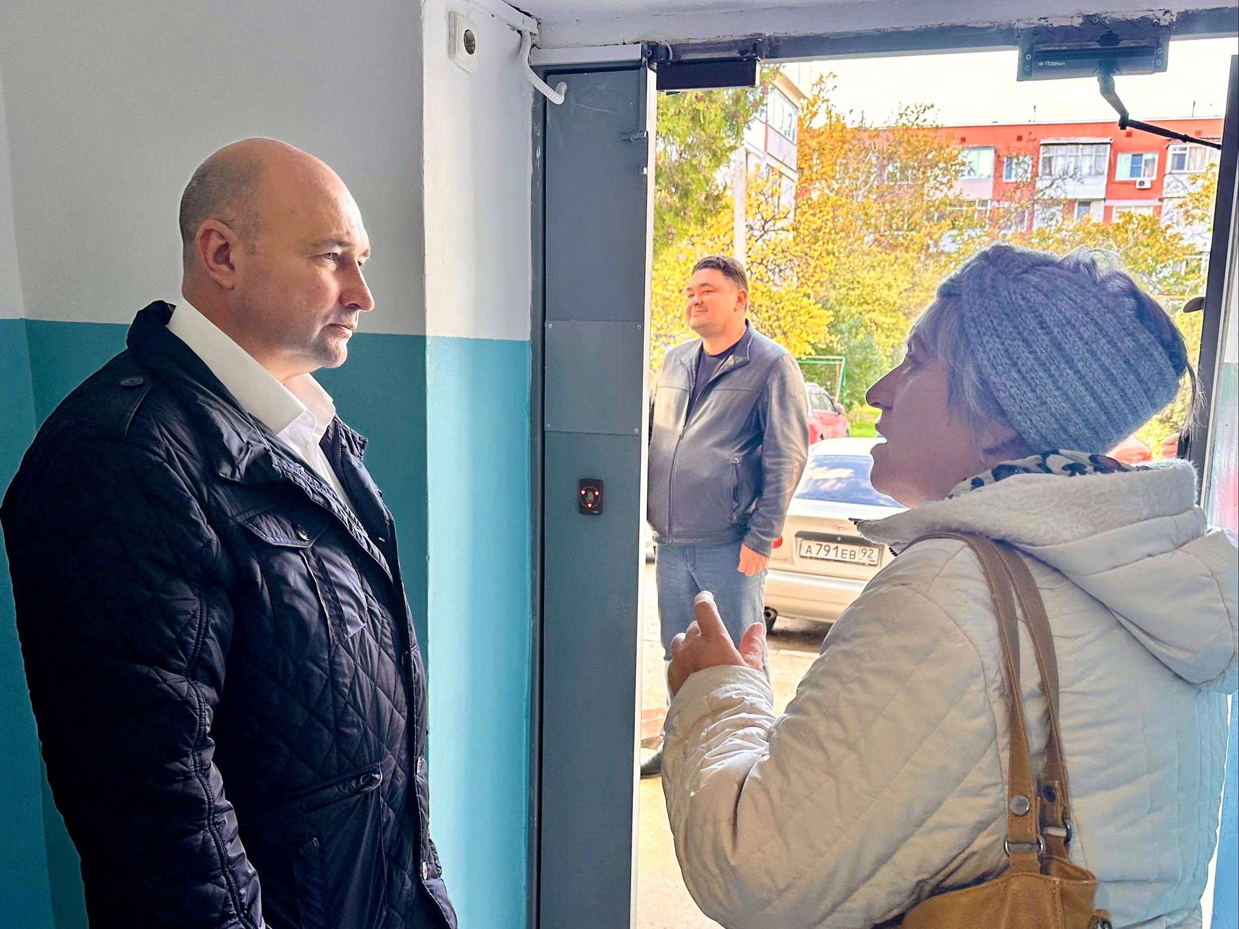 Владимир Немцев: Встретился с жителями дома № 14А по улице Надежды Островской, чтобы обсудить результаты ремонта в третьем и пятом подъездах многоквартирного дома Владимир Немцев: Встретился с жителями дома № 14А по улице Надежды Островской, чтобы обсудить результаты ремонта в третьем и пятом подъездах многоквартирного дома