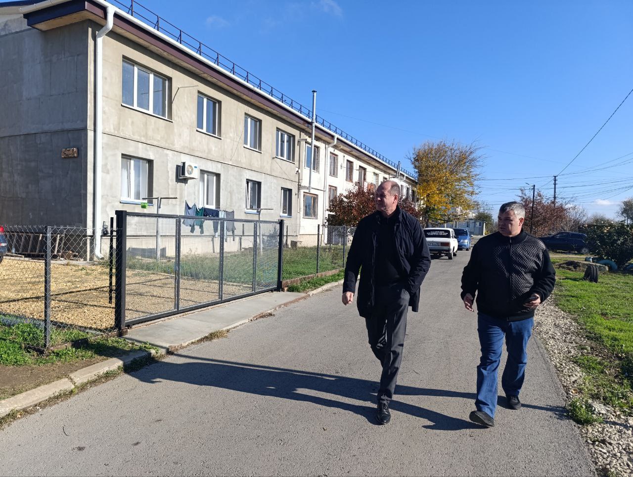 Владислав Хаджиев: Вместе с заместителями и главами соответствующих сельских поселений посещаем многоквартирные дома (МКД) Владислав Хаджиев: Вместе с заместителями и главами соответствующих сельских поселений посещаем многоквартирные дома (МКД)