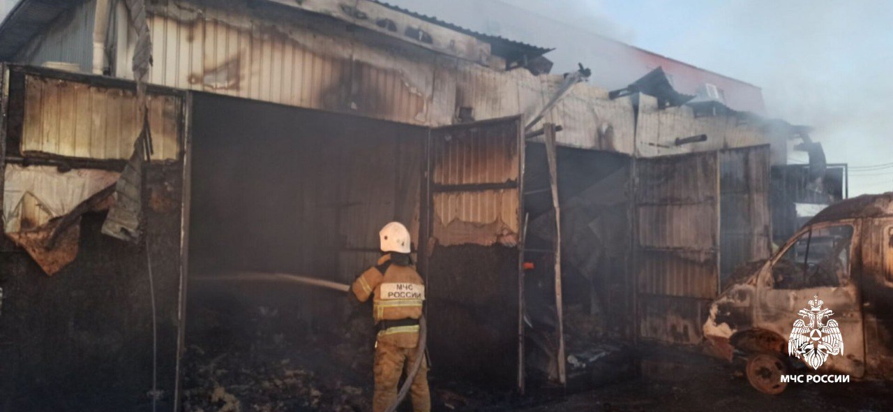 В Симферополе вспыхнула станция техобслуживания: от огня пострадали два автомобиля В Симферополе вспыхнула станция техобслуживания: от огня пострадали два автомобиля