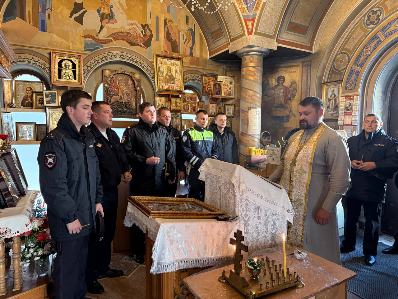Сотрудники Госавтоинспекции МВД по Республике Крым зажгли в храме свечи в память о жертвах автокатастроф