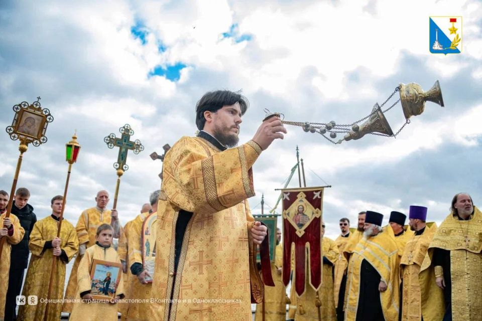 Духовенство и сотни верующих сегодня почтили память погибших в Гражданской войне Духовенство и сотни верующих сегодня почтили память погибших в Гражданской войне