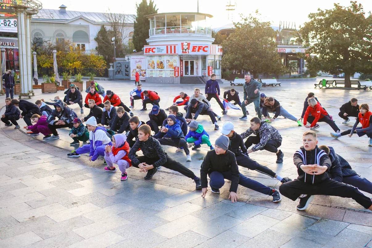 Константин Шимановский: Спортивное воскресенье!. Забегом по набережной и массовой зарядкой ялтинцы отметили День самбо! Организатор мероприятия спортивная школа имени И. С Павленко Константин Шимановский: Спортивное воскресенье!. Забегом по набережной и массовой зарядкой ялтинцы отметили День самбо! Организатор мероприятия спортивная школа имени И. С Павленко