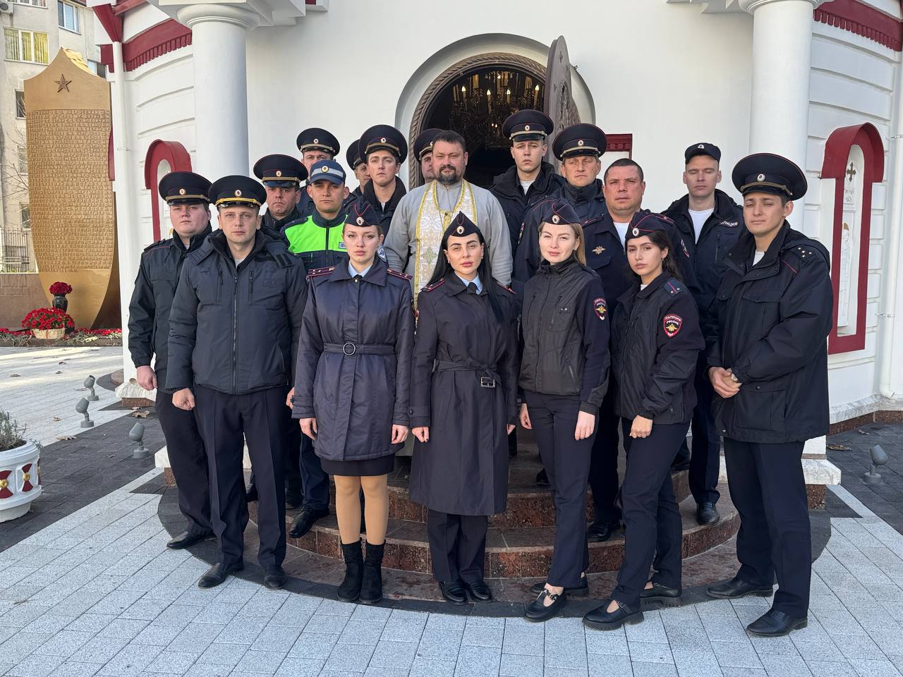 Сотрудники Госавтоинспекции МВД по Республике Крым зажгли в храме свечи в память о жертвах автокатастроф Сотрудники Госавтоинспекции МВД по Республике Крым зажгли в храме свечи в память о жертвах автокатастроф