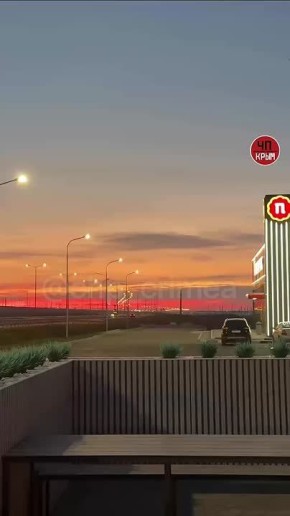 Над Крымским мостом небо окрасилось в флаг Российской Федерации