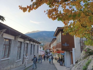 Поздняя осень на дорожках Гурзуфа