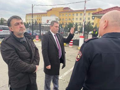 Представители Общественного совета при МВД по Республике Крым посетили отделение Госавтоинспекции и провели гражданский мониторинг