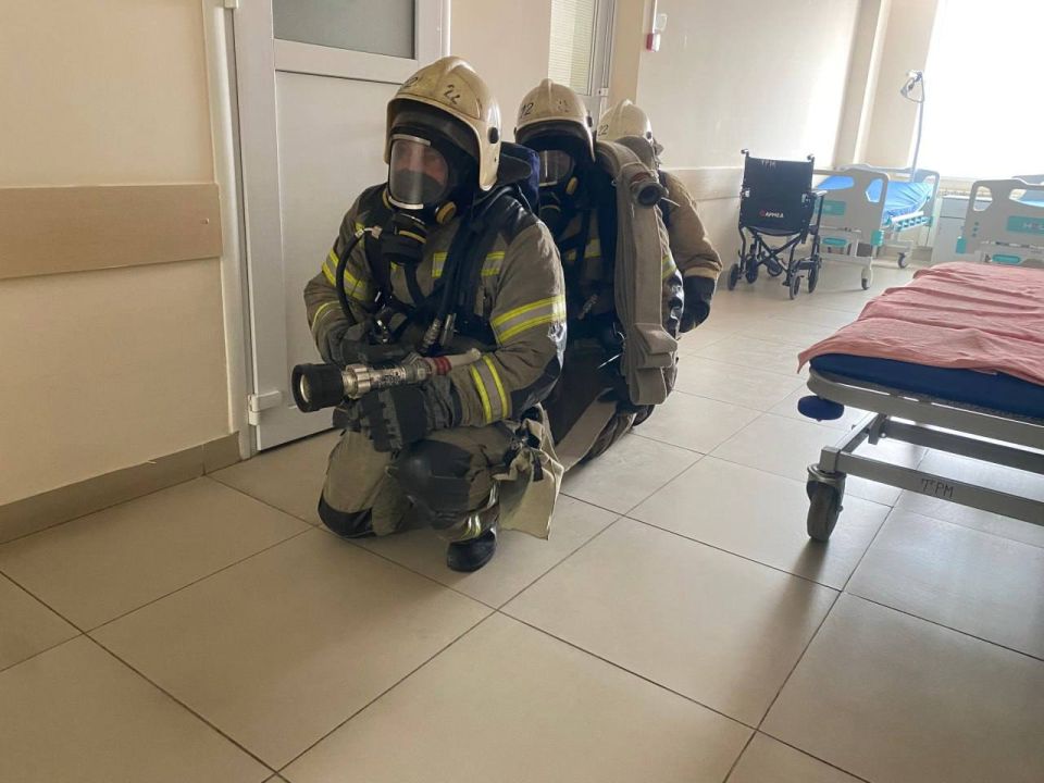 В Евпатории провели пожарно-тактические учения в городской больнице В Евпатории провели пожарно-тактические учения в городской больнице