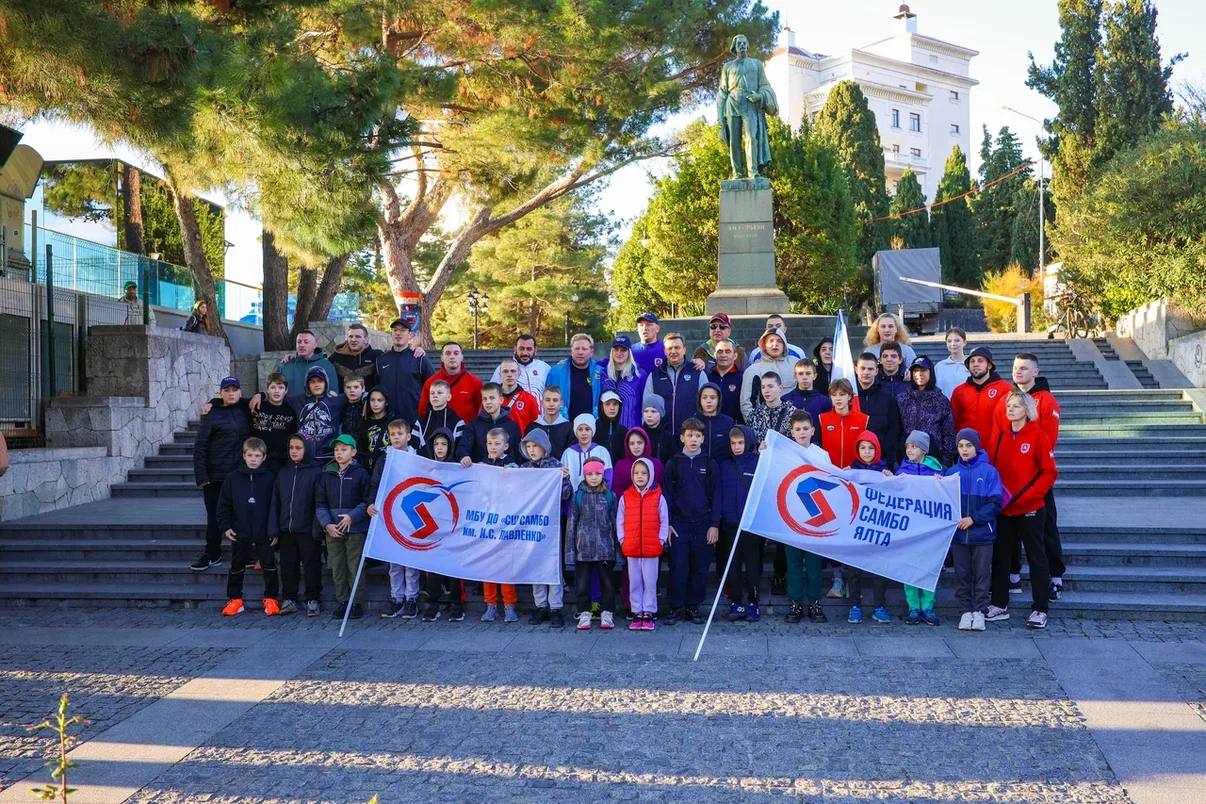 Константин Шимановский: Спортивное воскресенье!. Забегом по набережной и массовой зарядкой ялтинцы отметили День самбо! Организатор мероприятия спортивная школа имени И. С Павленко