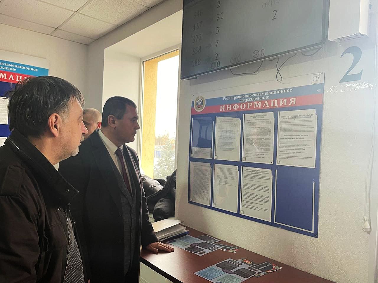 Представители Общественного совета при МВД по Республике Крым посетили отделение Госавтоинспекции и провели гражданский мониторинг Представители Общественного совета при МВД по Республике Крым посетили отделение Госавтоинспекции и провели гражданский мониторинг