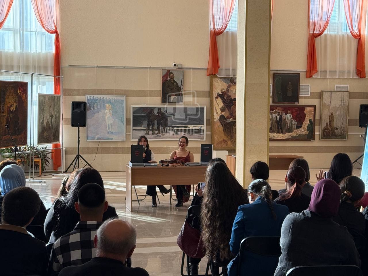 В Симферополе прошла презентация сборника «Куреш. Севги. Аят» крымскотатарской певицы Диляры Тюкянджи В Симферополе прошла презентация сборника «Куреш. Севги. Аят» крымскотатарской певицы Диляры Тюкянджи