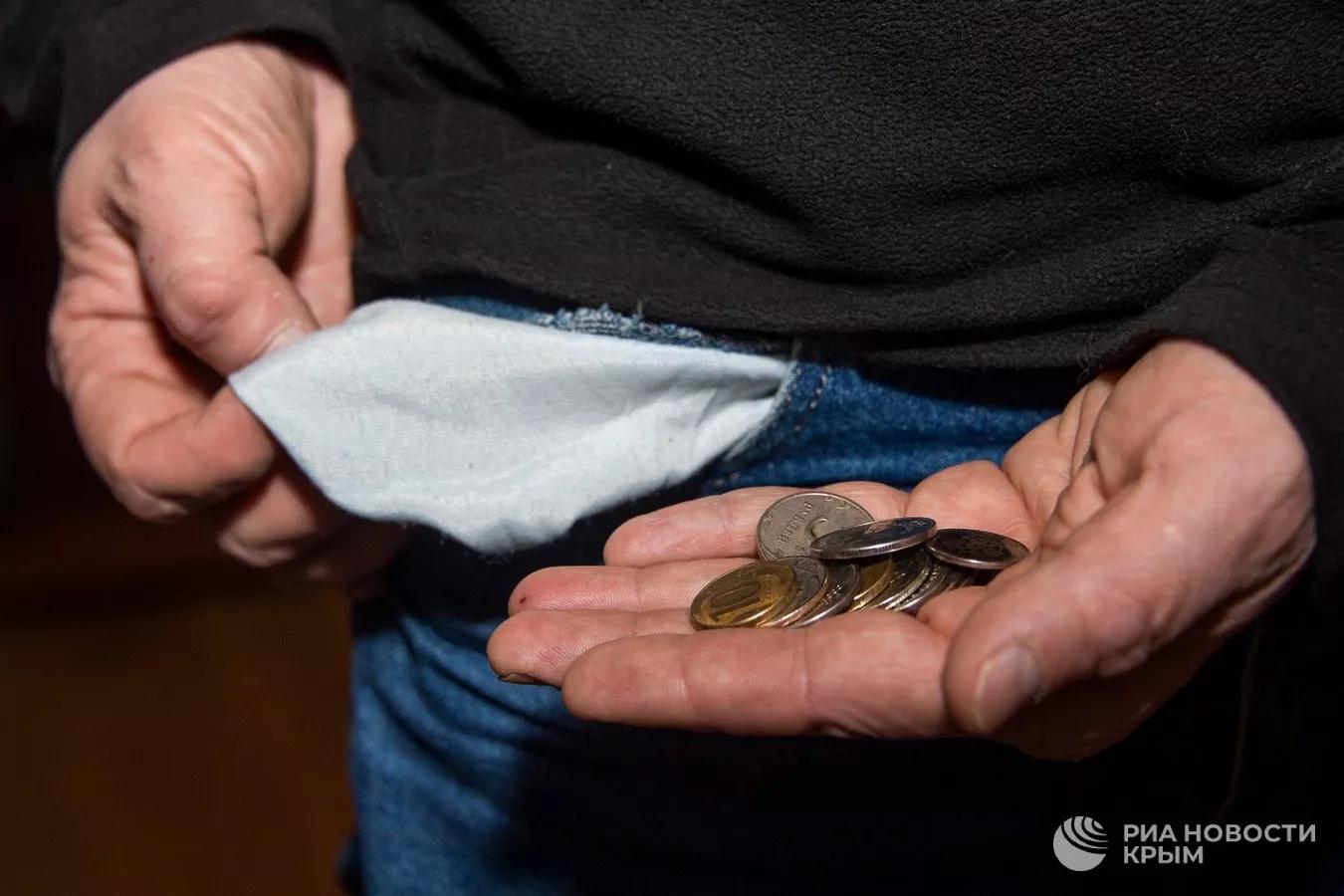 У кого сильнее всего снизились средние зарплаты в России?