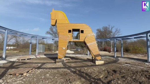 В Приморском парке устанавливают детский игровой комплекс «Троянский Конь»