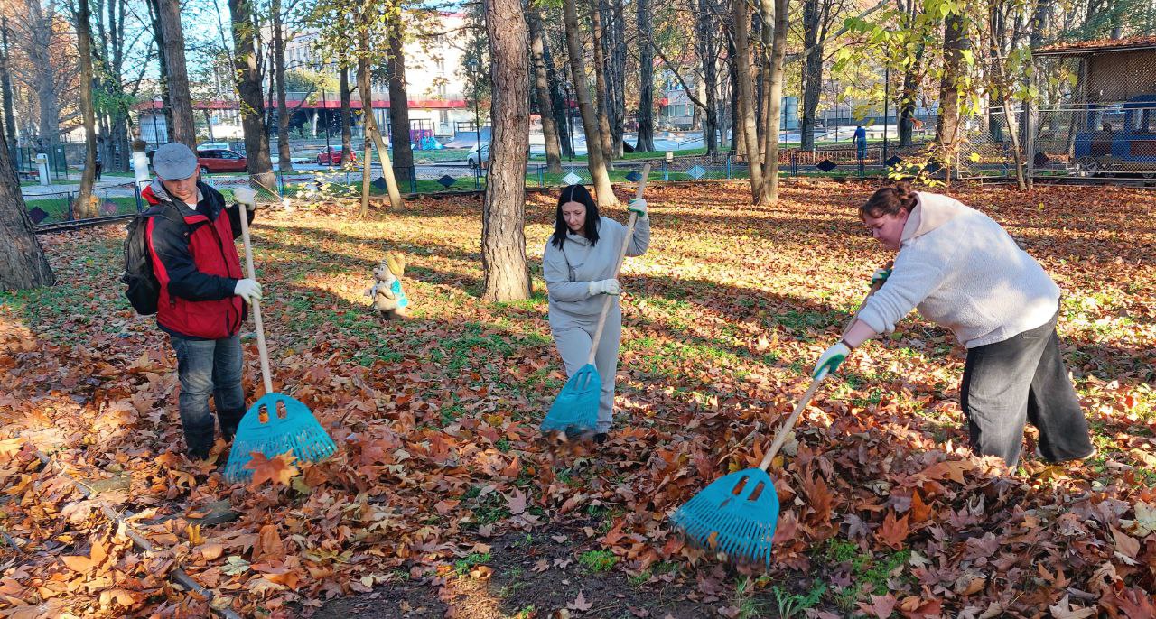 Сотрудники администрации учреждения «Парки столицы» организовали субботник в Детском парке Симферополя Сотрудники администрации учреждения «Парки столицы» организовали субботник в Детском парке Симферополя