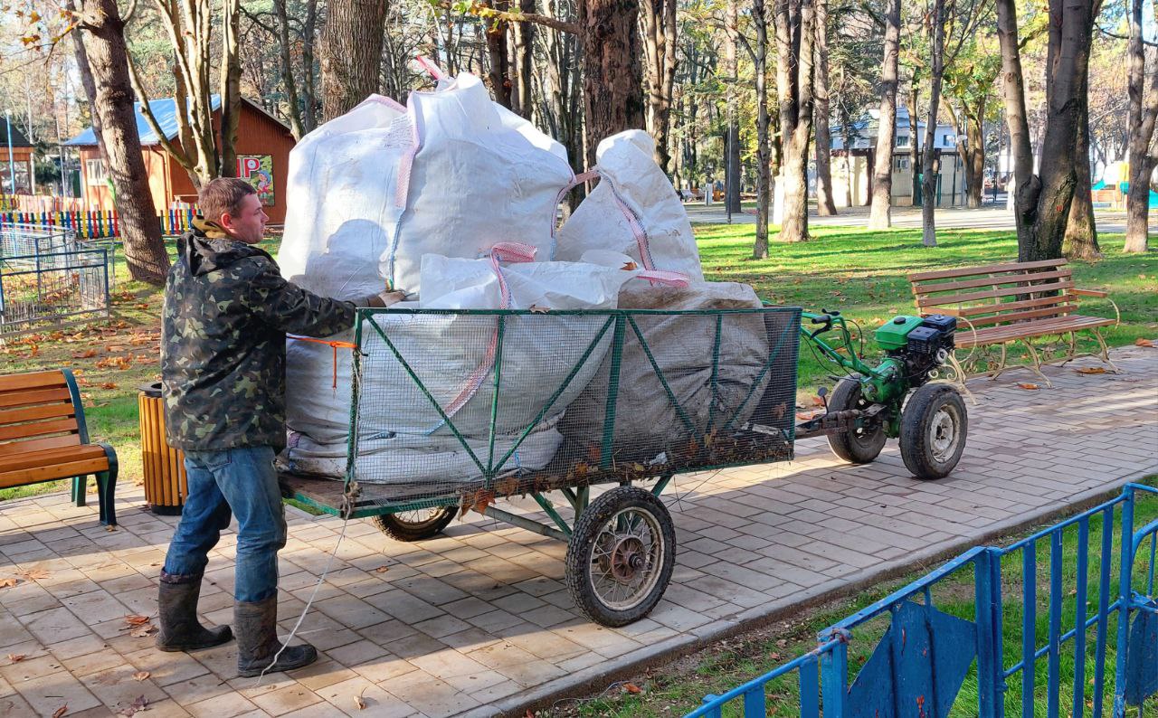 Сотрудники администрации учреждения «Парки столицы» организовали субботник в Детском парке Симферополя Сотрудники администрации учреждения «Парки столицы» организовали субботник в Детском парке Симферополя