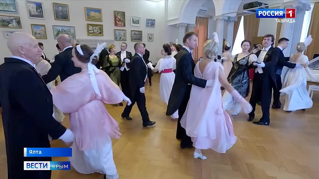Да будет бал: В Ливадийском дворце закружились в танце более 60 участников