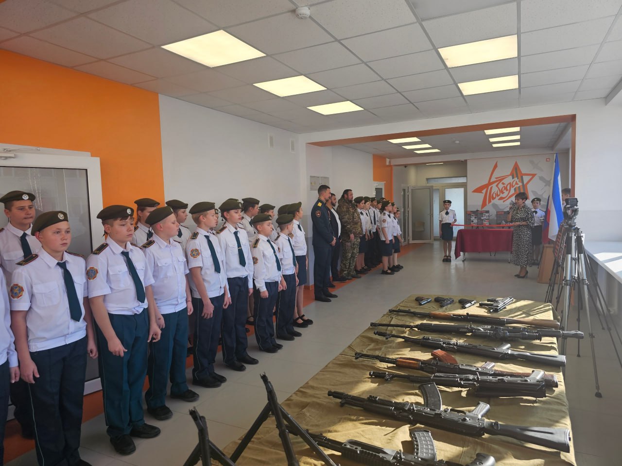 В МБОУ «Школа-гимназия №10 им. Э.К. Покровского» состоялось торжественное открытие «Парты героя» выпускника школы Мунтян Ивана Ивановича В МБОУ «Школа-гимназия №10 им. Э.К. Покровского» состоялось торжественное открытие «Парты героя» выпускника школы Мунтян Ивана Ивановича